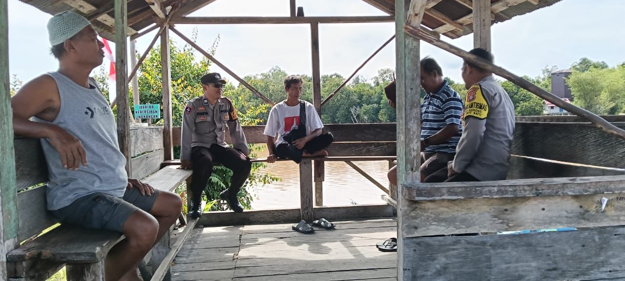 Setelah Pantau Debit Air, Piket Polsek Bukit Batu Sambangi Dermaga sebagai Lokasi Tongkrongan Warga