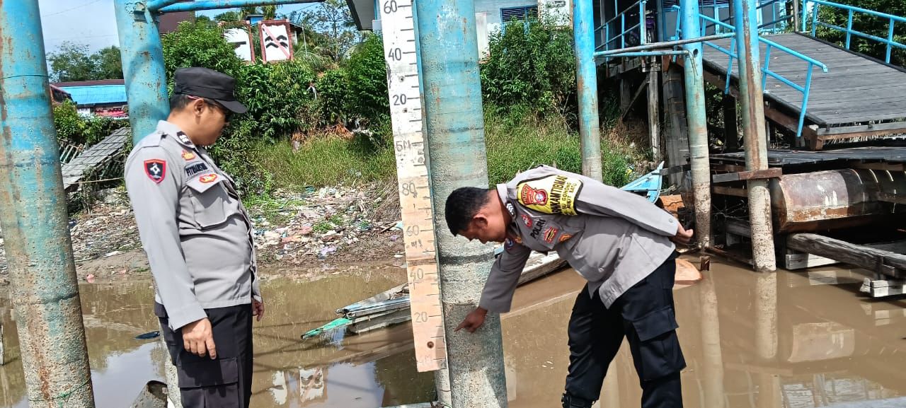 Polsek Bukit Batu Pantau Debit Air Sungai Rungan Pasca Hujan Deras