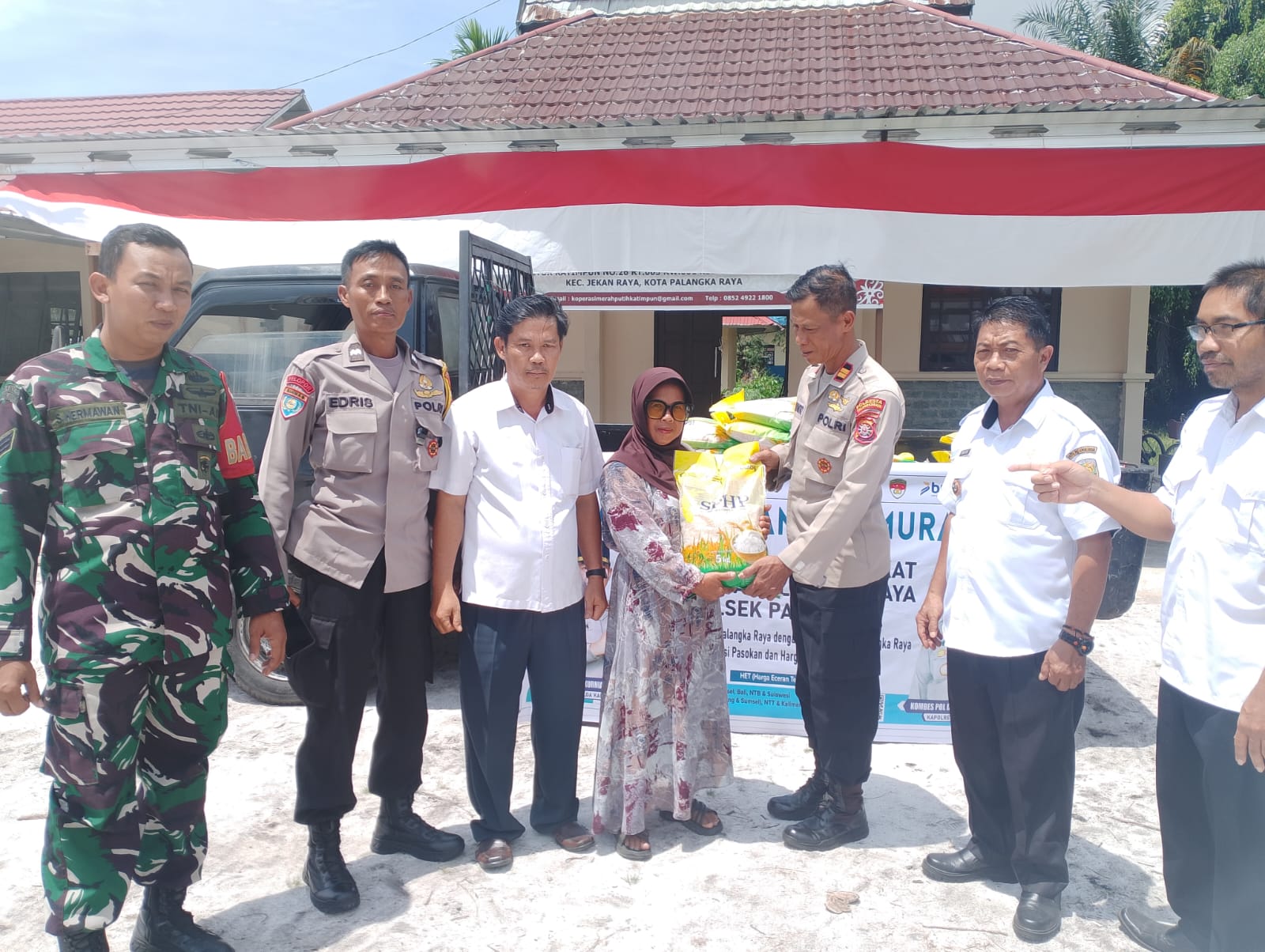 Dukung Gerakan Pangan Murah, Kapolsubsektor Jekan Raya Dampingi Penyalurahan Beras SPHP di Petuk Katimpun