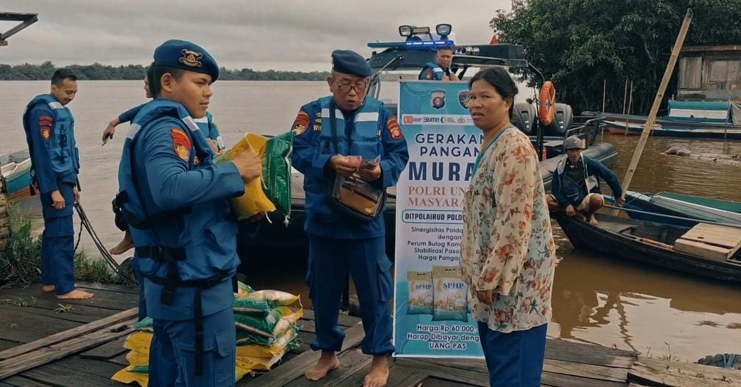 Gerakan Pangan Murah Sinergi Ditpolairud Polda Kalteng Dan Bulog, Beras SPHP Kita Diserbu Masyarakat di pasar Rabu, Desa Belanti Dan di pesisir sungai