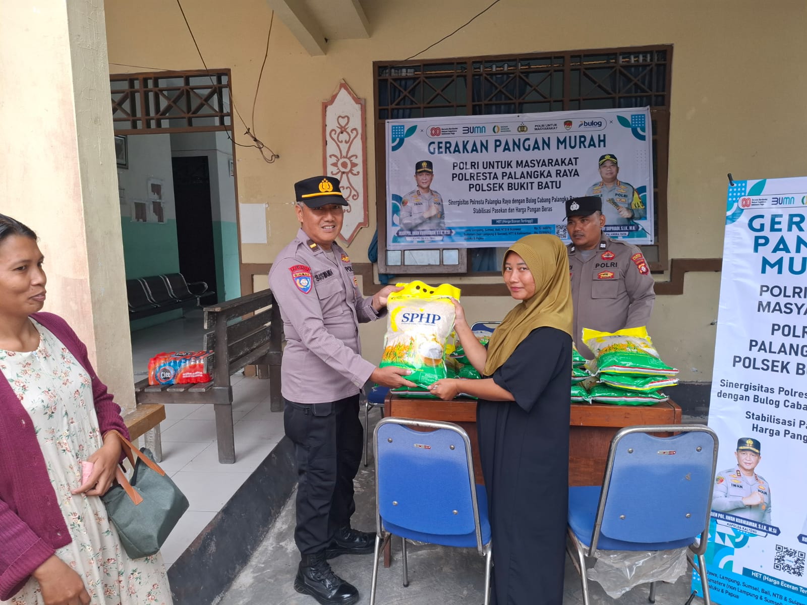 Polsek Bukit Batu dan Bulog Salurkan Beras Murah di Tumbang Tahai