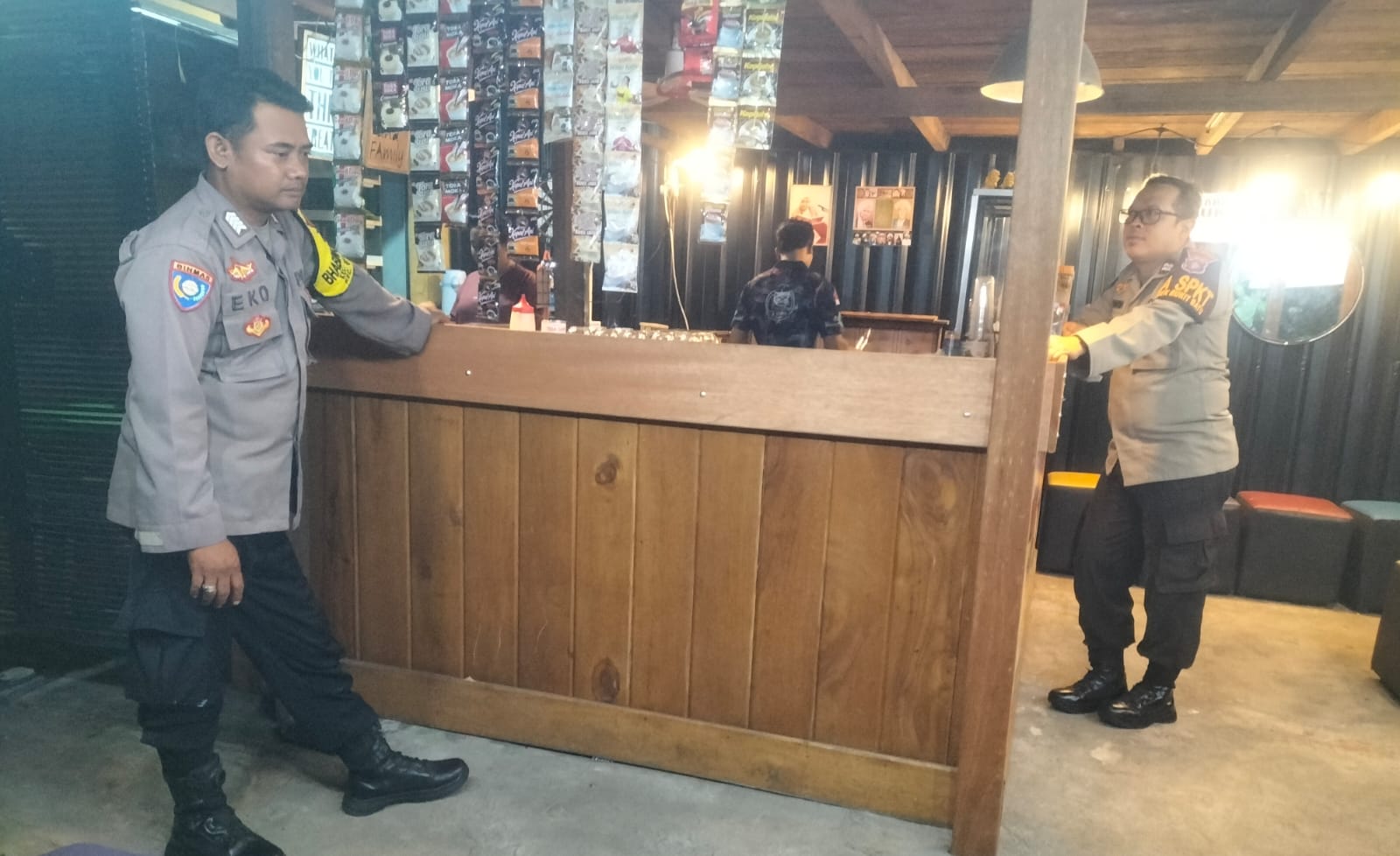 Sambangi Kafe Haji Tarang, Polsek Bukit Batu Ajak Warga Perangi Premanisme