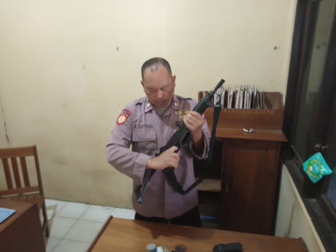Piket SPKT Polsek Sabangau Lakukan Pengecekan Inventaris Jaga Keamanan Markas