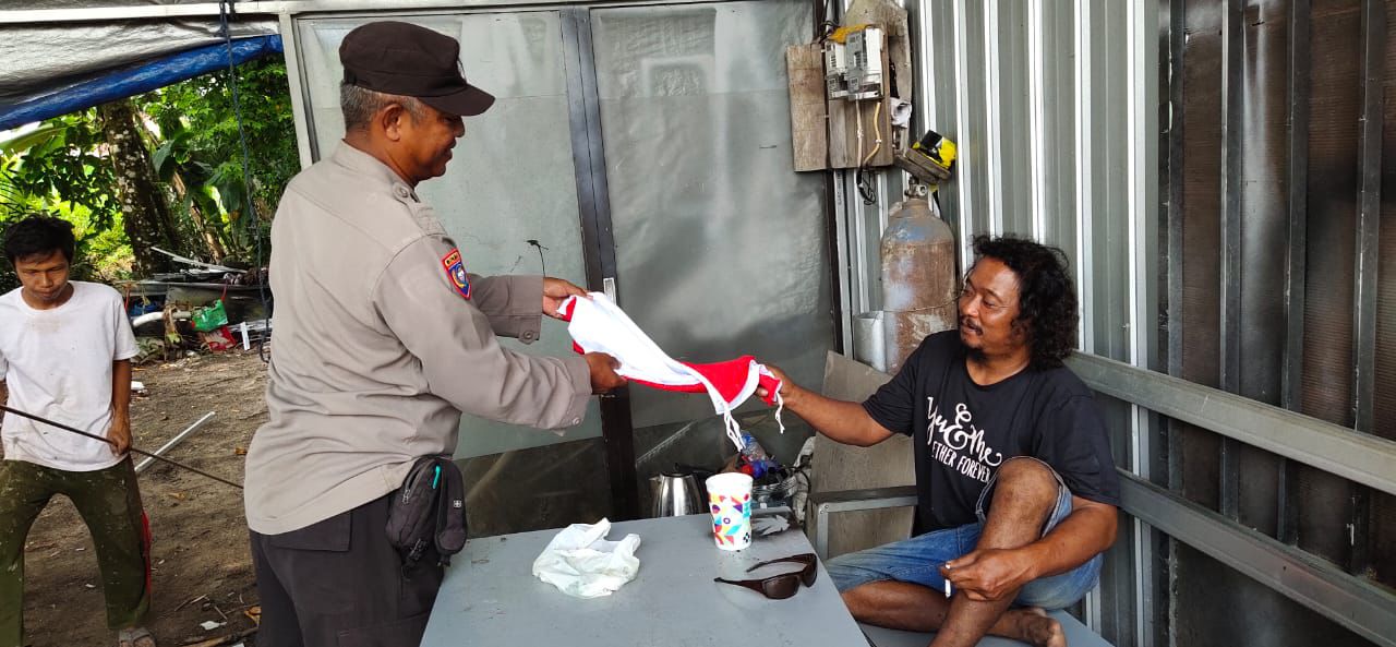 Polsek Sabangau Bagikan Bendera Merah Putih Menjelang HUT RI ke-80