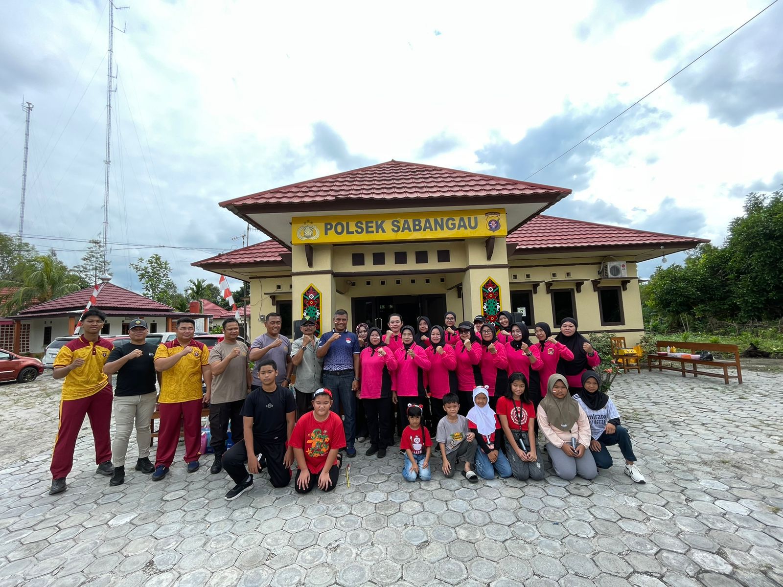 Kebersamaan Warnai Agustusan Polsek Sabangau dan Warga Sekitar