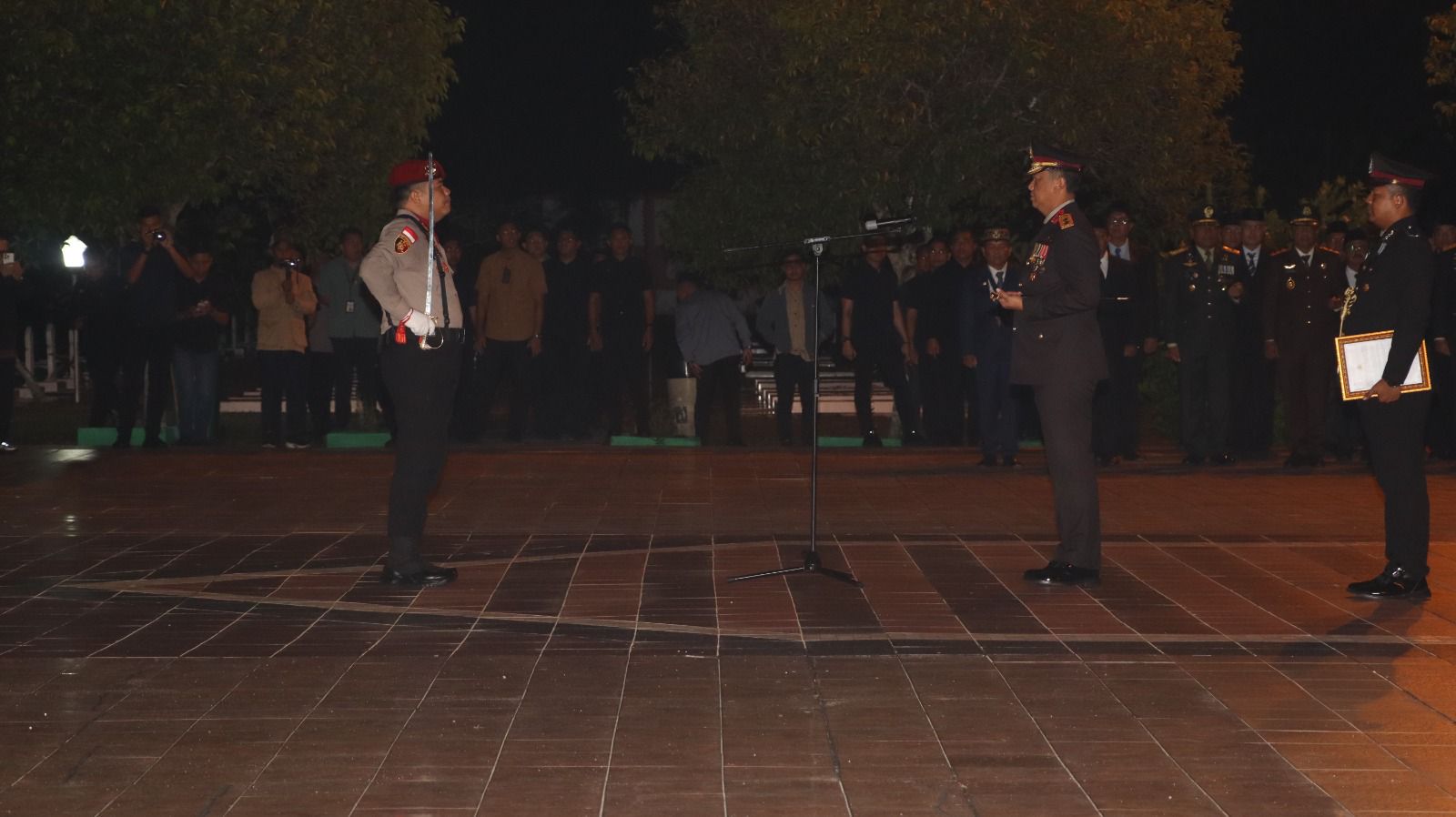 Polresta Palangka Raya Ikuti Renungan Malam Tirakatan HUT RI ke-80 di TMP Sanaman Lampang
