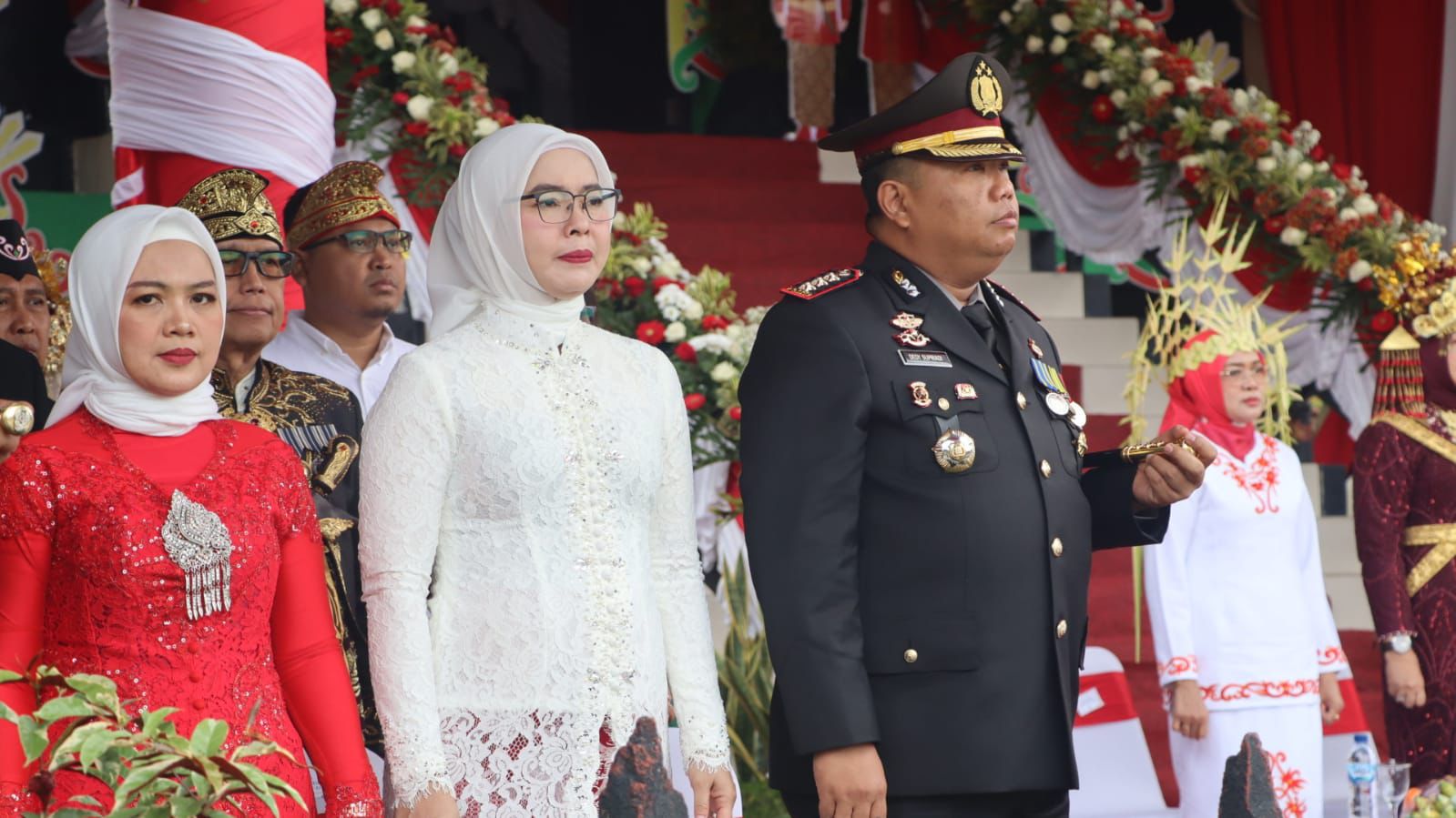 Dengan Khidmat, Kapolresta Palangka Raya Ikuti Upacara Pengibaran Bendera Merah Putih di Kantor Wali Kota