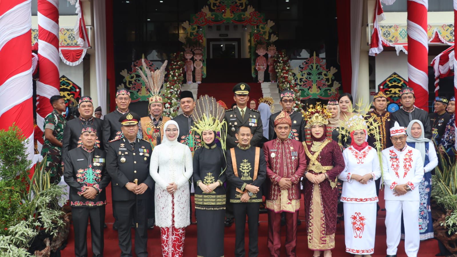 Dengan Khidmat, Kapolresta Palangka Raya Ikuti Upacara Pengibaran Bendera Merah Putih di Kantor Wali Kota