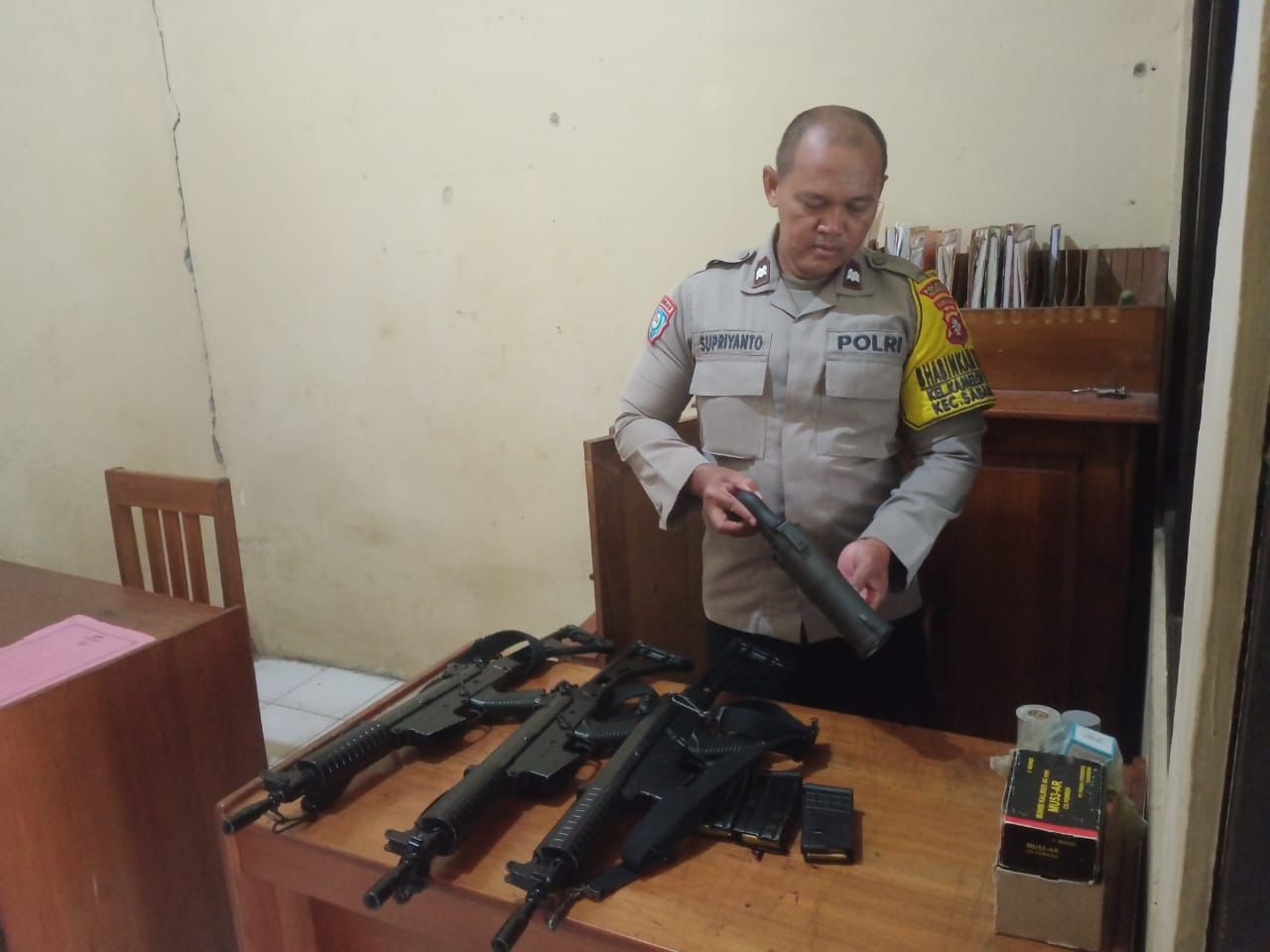 Anggota Polsek Sabangau Periksa Rutin Alat Inventaris Kesatuan