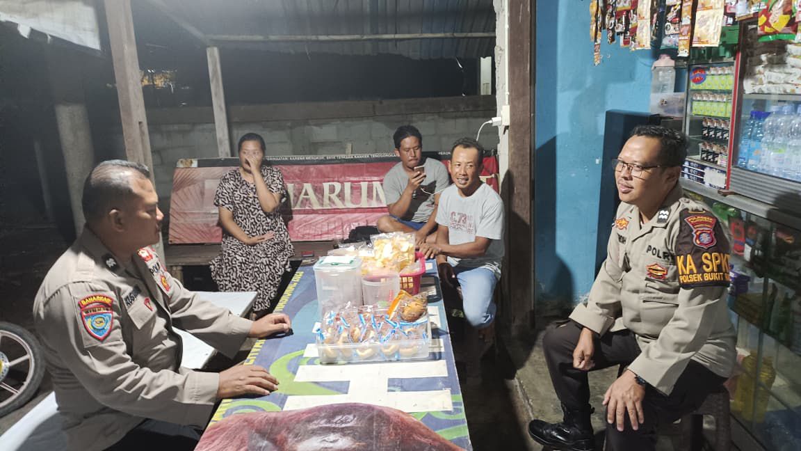 Patroli Polsek Bukit Batu Hadir di Tengah Warga Banturung