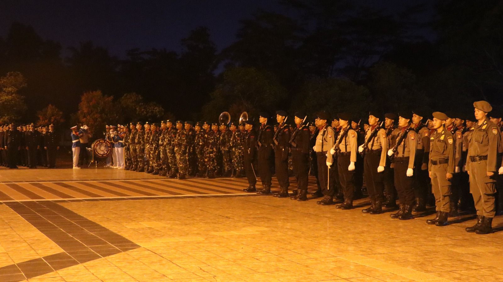 Polresta Palangka Raya Ikuti Renungan Malam Tirakatan HUT RI ke-80 di TMP Sanaman Lampang