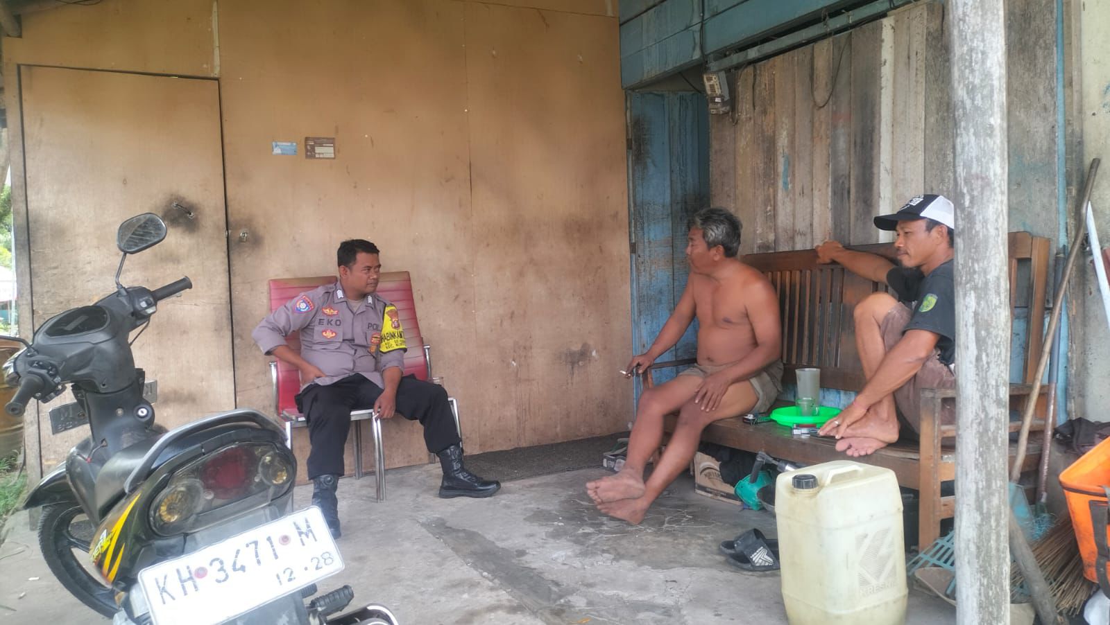 Dekatkan Diri dengan Warga, Bhabinkamtibmas Sei Gohong Sambang ke Rumah Warga