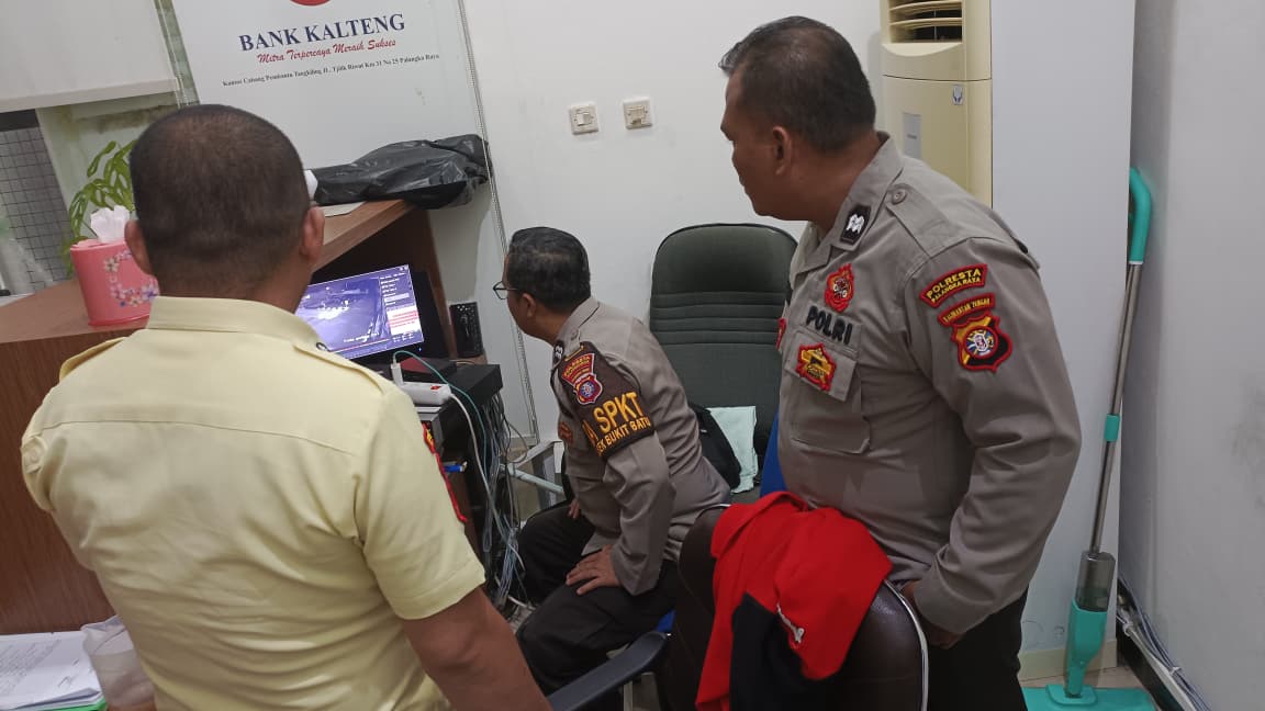 Polsek Bukit Batu Lakukan Pengecekan CCTV di Kantor Bank Kalteng Tangkiling