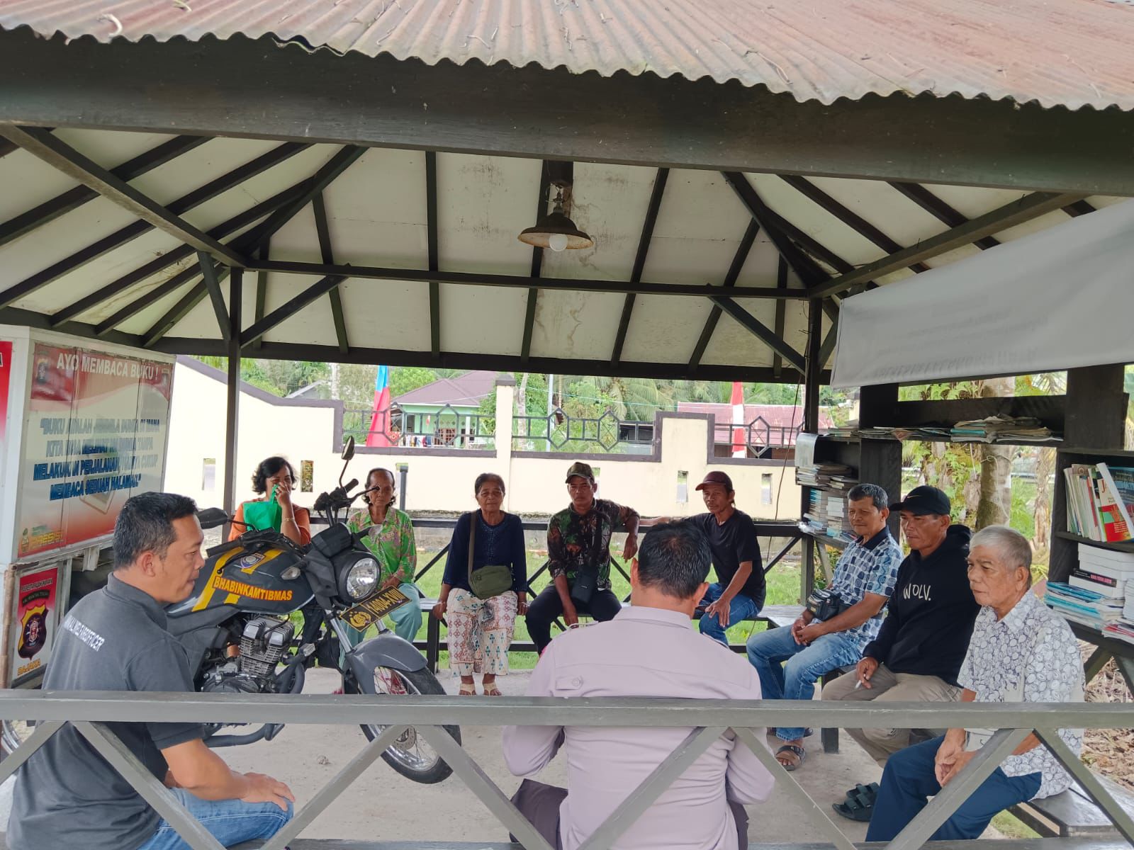 Mediasi Bhabinkamtibmas Berhasil Selesaikan Sengketa Tanah Secara Damai di Petuk Barunai