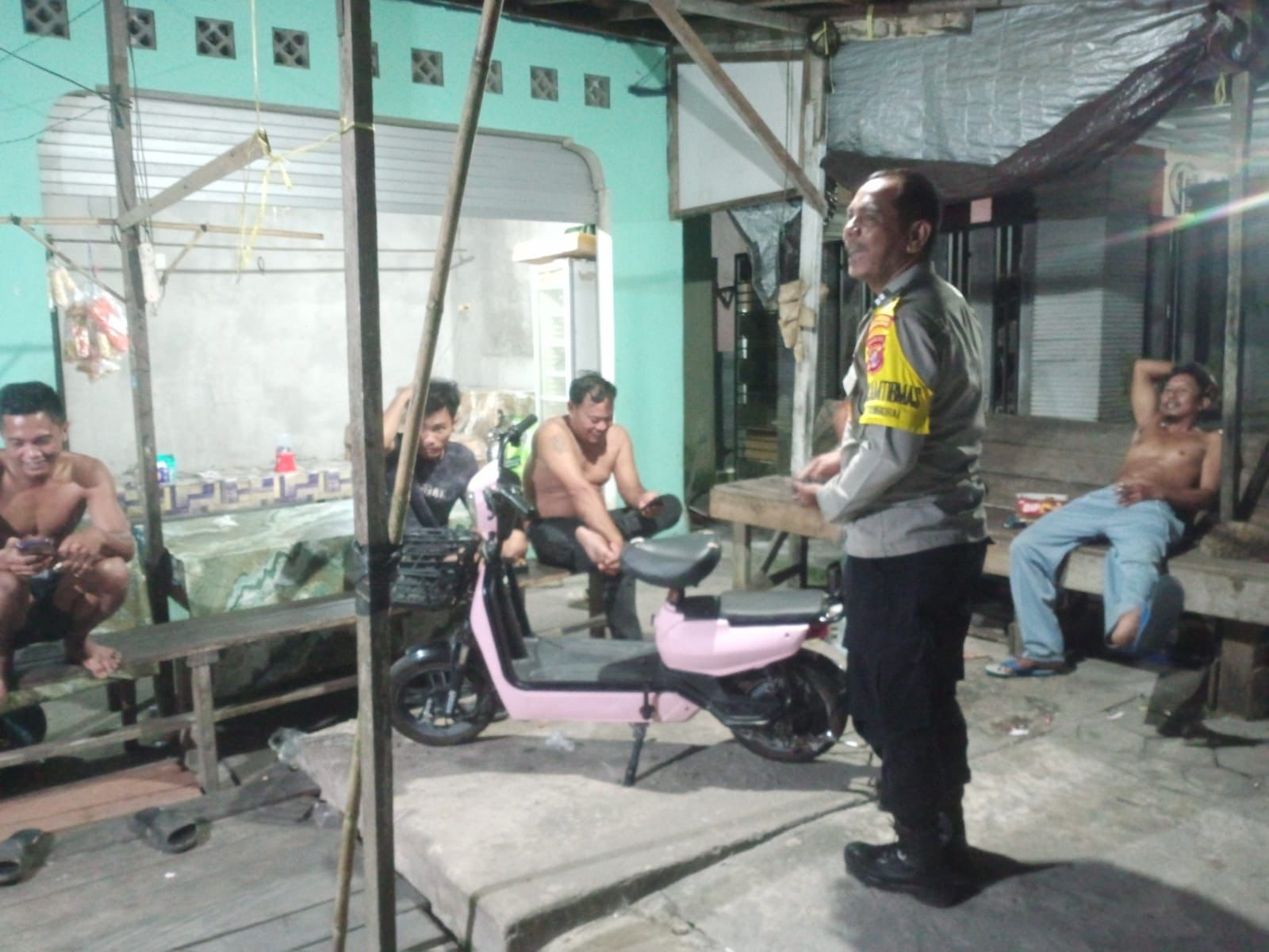 Saat Patroli Harkamtibmas, Polsek Sabangau Sambangi Tongkrongan Warga