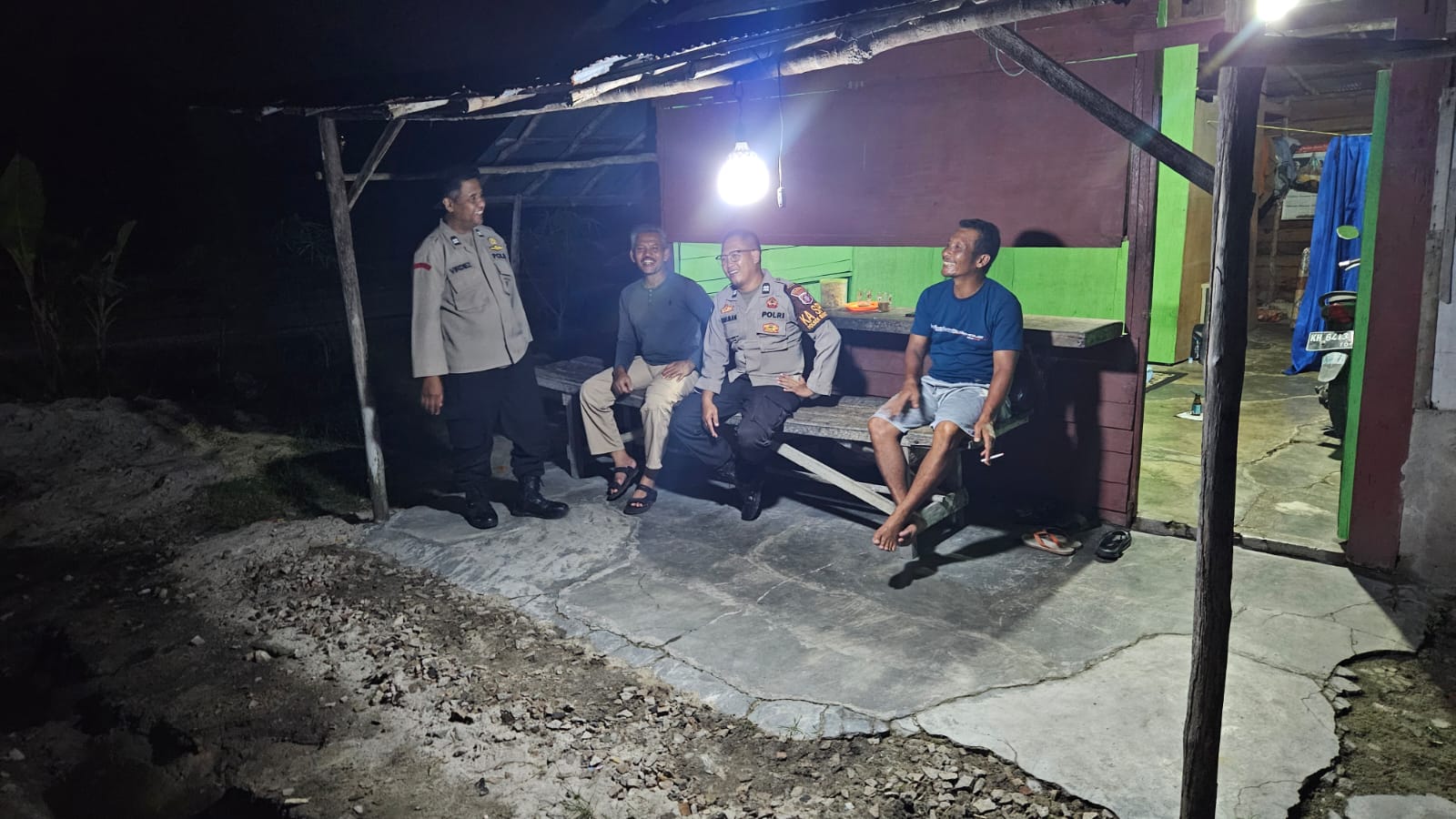 Patroli Harkamtibmas, Polsek Bukit Batu Hadir di Tengah Warga Banturung