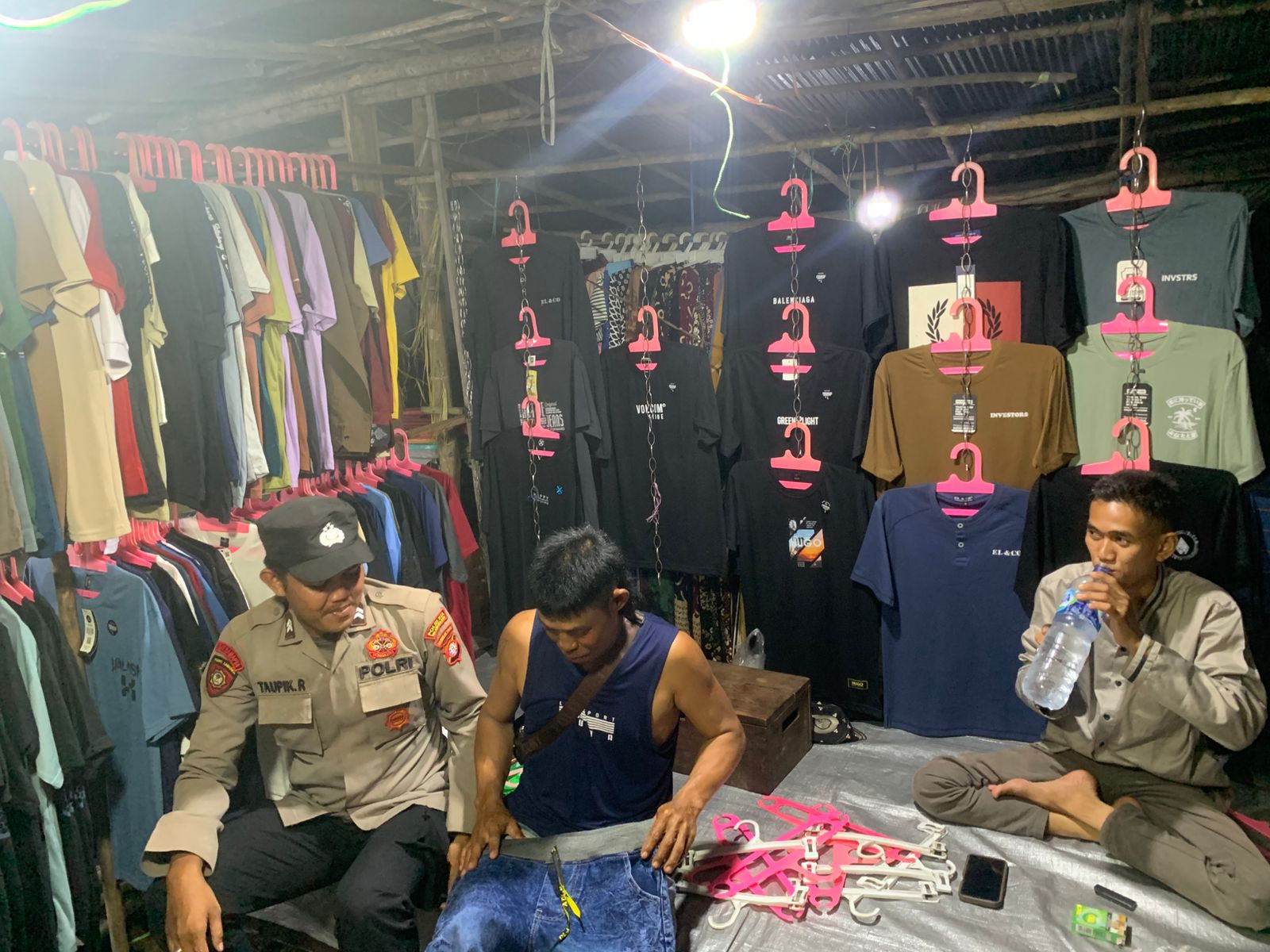 Cegah Aksi Premanisme, Polsek Rakumpit Laksanakan Patroli Jalan Kaki di Pasar Rakyat