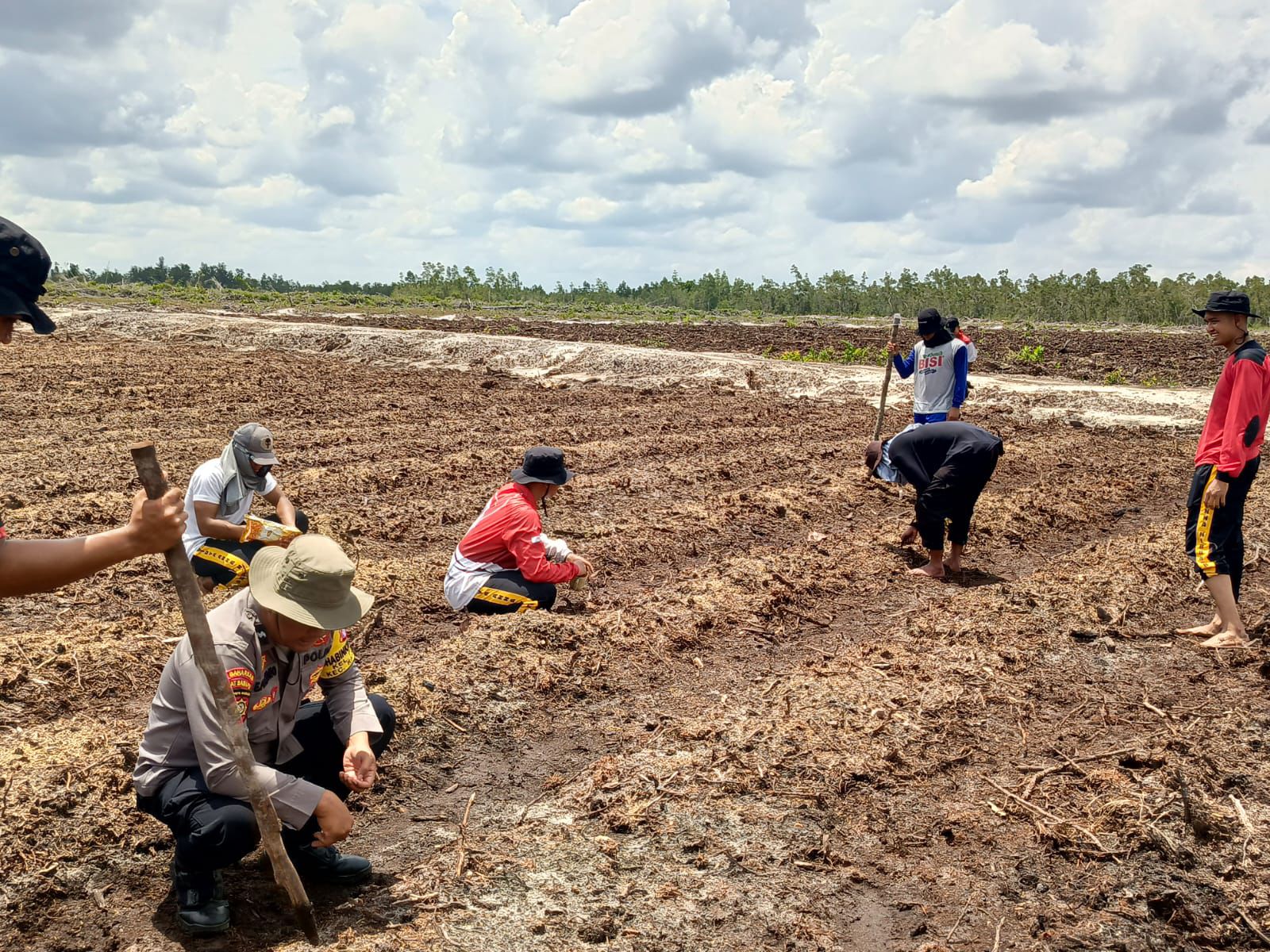 Polsek Rakumpit Dampingi Penanaman Jagung di Pager