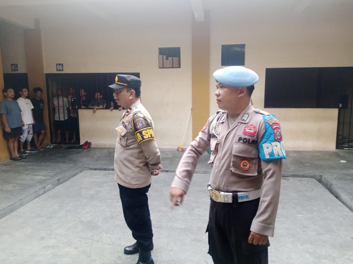Anggota Sattahti Polresta Palangka Raya tadi Laksanakan Pemeriksaan Kondisi para Tahanan