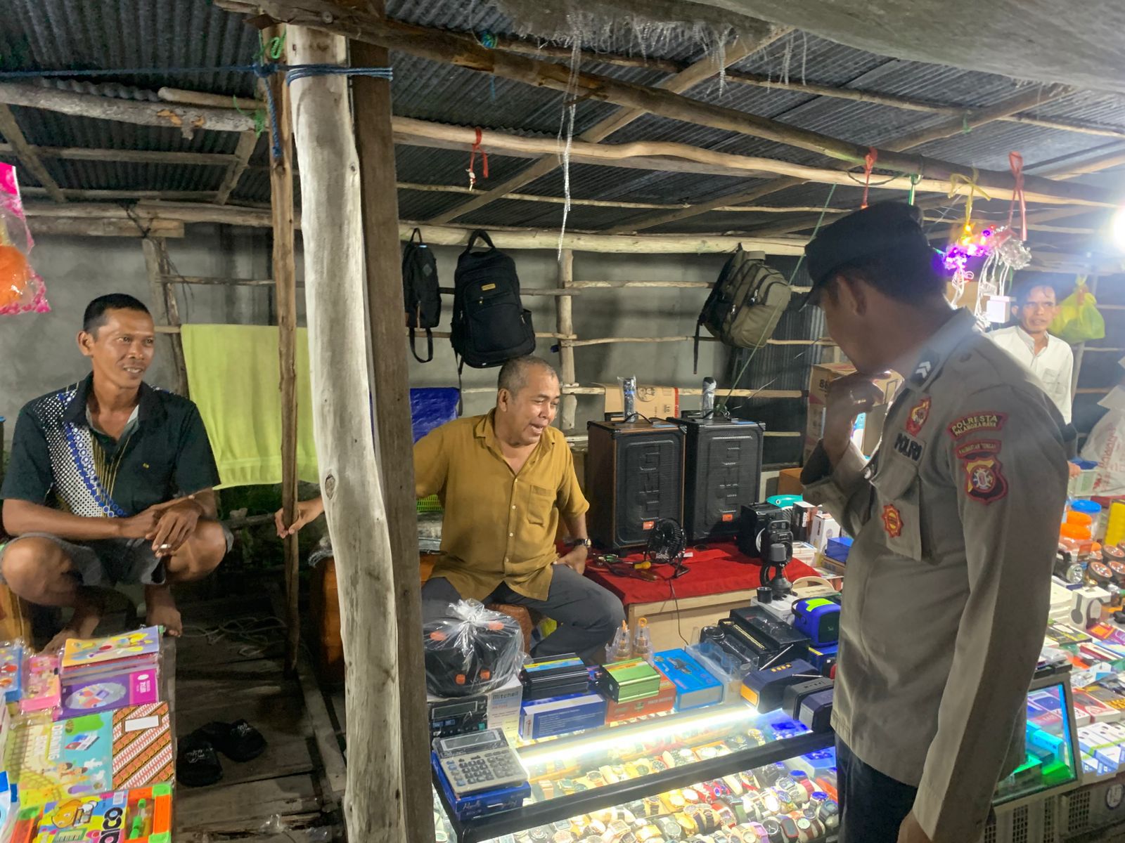 Polsek Rakumpit Sosialisasikan Layanan Polisi 110 Saat Patroli di Pasar Rakyat