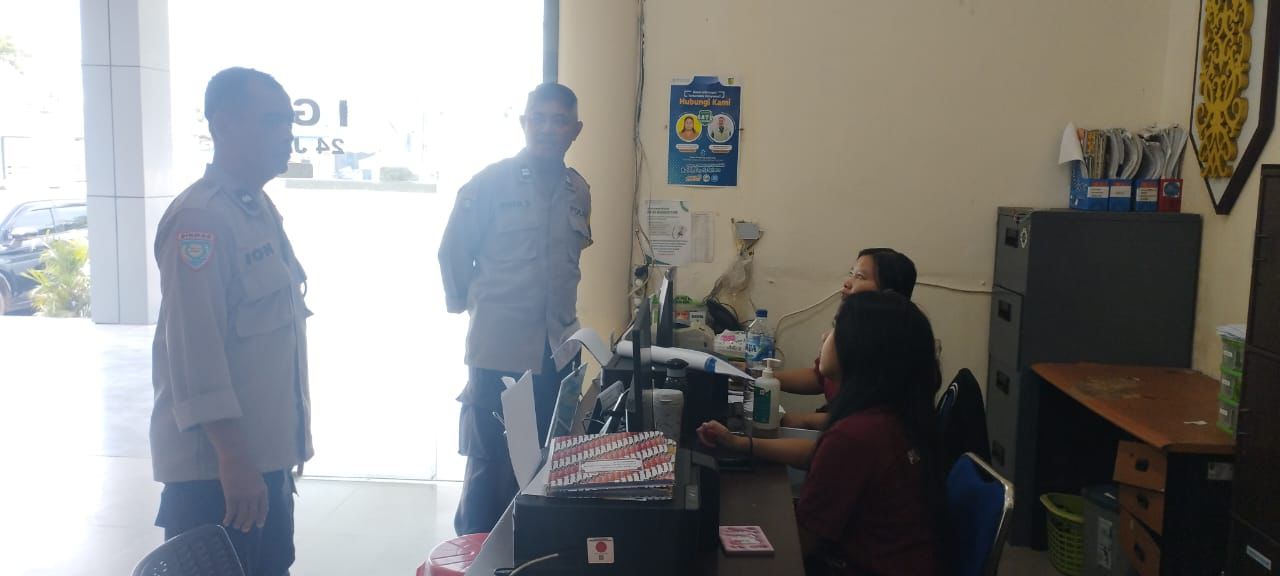 Piket SPKT Polsek Sabangau Tindaklanjuti Laporan Kecelakaan Lalu Lintas di Jalan Mahir Mahar