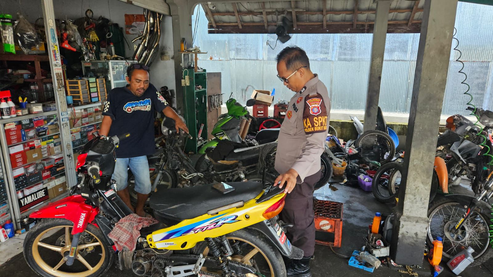 Polsek Bukit Batu Patroli dan Sambangi Bengkel Motor di Tumbang Tahai