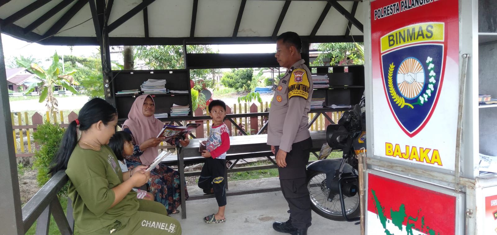 Polsek Rakumpit Ajak Masyarakat Cinta Membaca Lewat Program Bajaka Presisi di Kelurahan Petuk Barunai