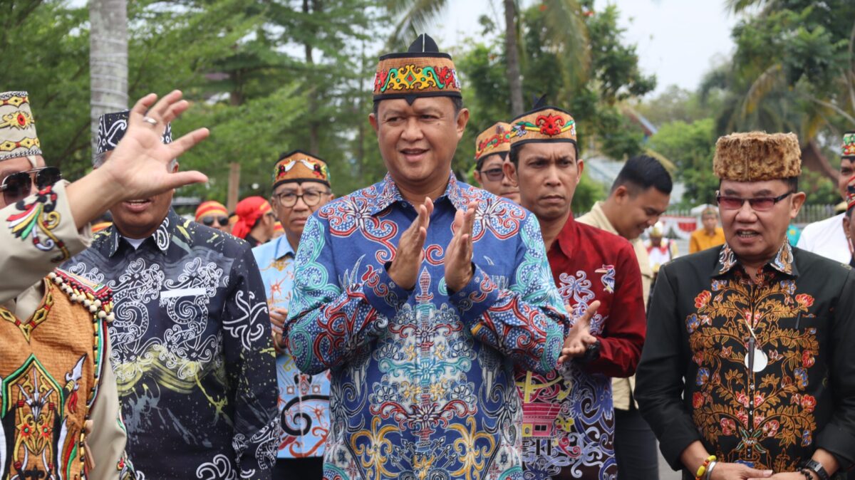 Hadiri Pengukuhan BATAMAD dan Forum Koordinasi Damang Kepala Adat, Kapolda Kalteng Ajak Perkuat Sinergi Ciptakan Harkamtibmas di Bumi Tambun Bungai