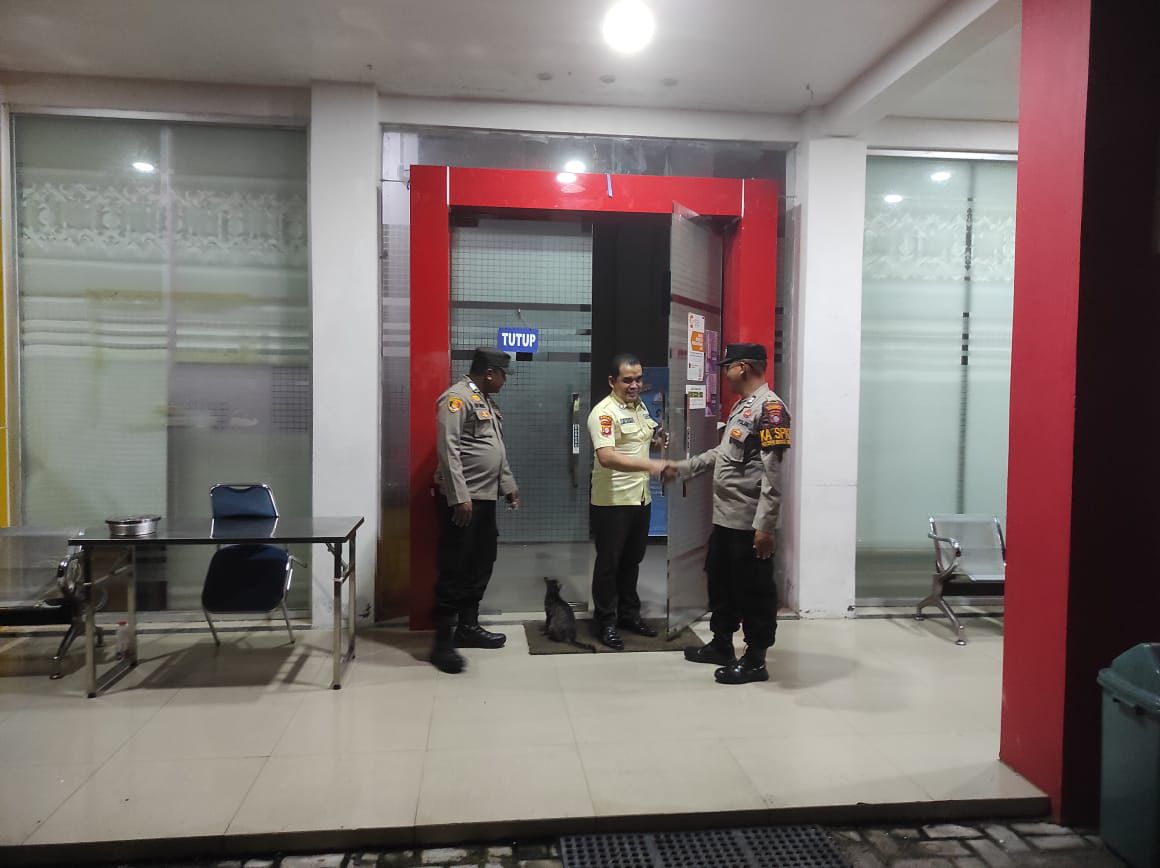 Personel Polsek Bukit Batu Berikan Pesan Kamtibmas Saat Patroli ke Bank Kalteng