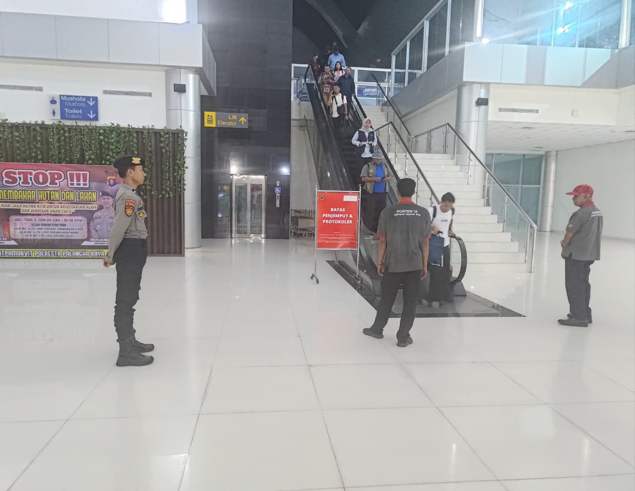 Dengan Sigap, Satpamobvit Polresta Palangka Raya Jaga Transportasi di Bandara Tjilik Riwut