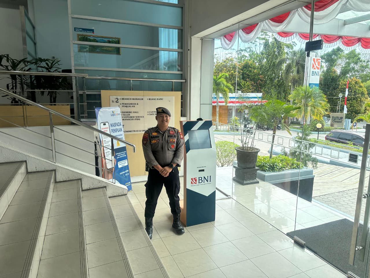 Wujudkan Pelayanan Nyaman dan Aman, Satpamobvit Polresta Palangka Raya Imbau Nasabah Bank Tertib Antre