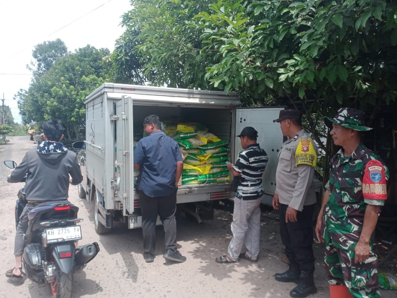 Bhabinkamtibmas Polsek Sabangau Monitor Kegiatan Gerakan Pangan Murah di Kelurahan Kameloh Baru