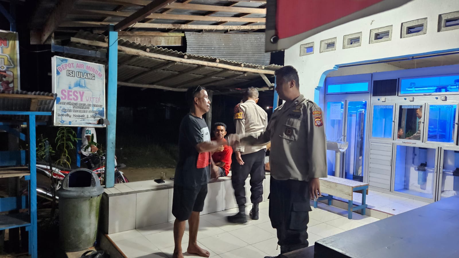 Piket Polsek Bukit Batu Datangi Warga saat di Depot Air Isi Ulang di Banturung