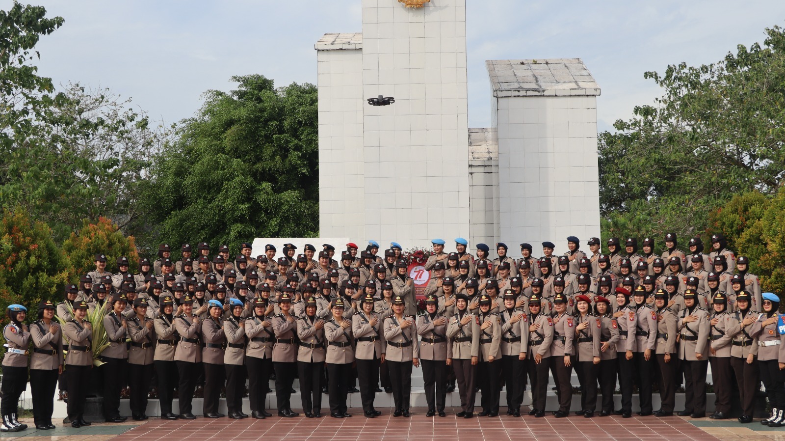 Peringati Hari Jadi Polwan ke-77, Polwan Polresta Palangka Raya Ziarah ke TMP Sanaman Lampang