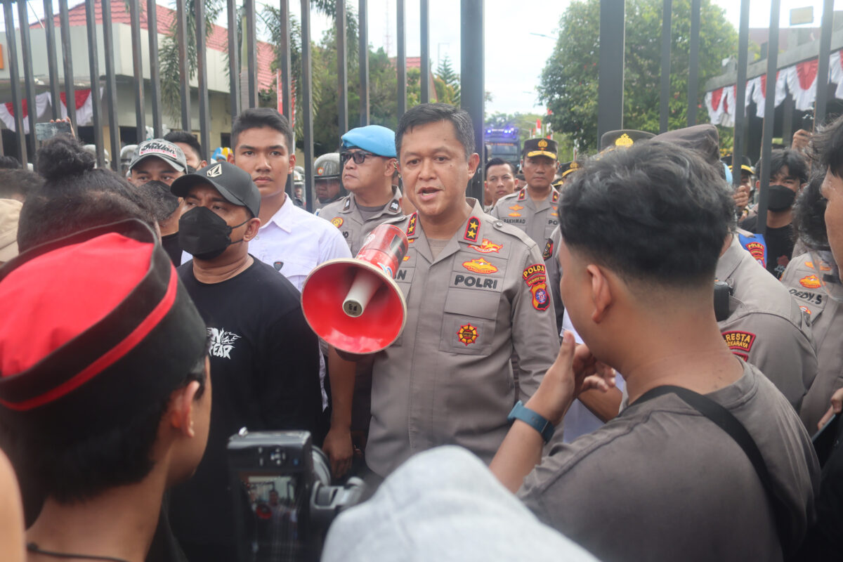 Kedepankan Sisi Humanis, Polda Kalteng Kawal Aksi Unras di Mapolda