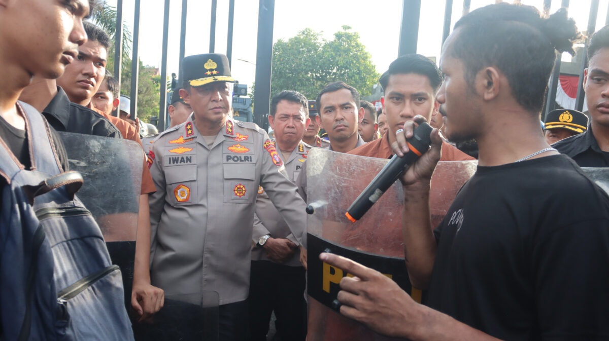 Hari Kedua Aksi Unras di Mapolda Dikawal Kapolda Kalteng dan Ratusan Personel dengan Humanis