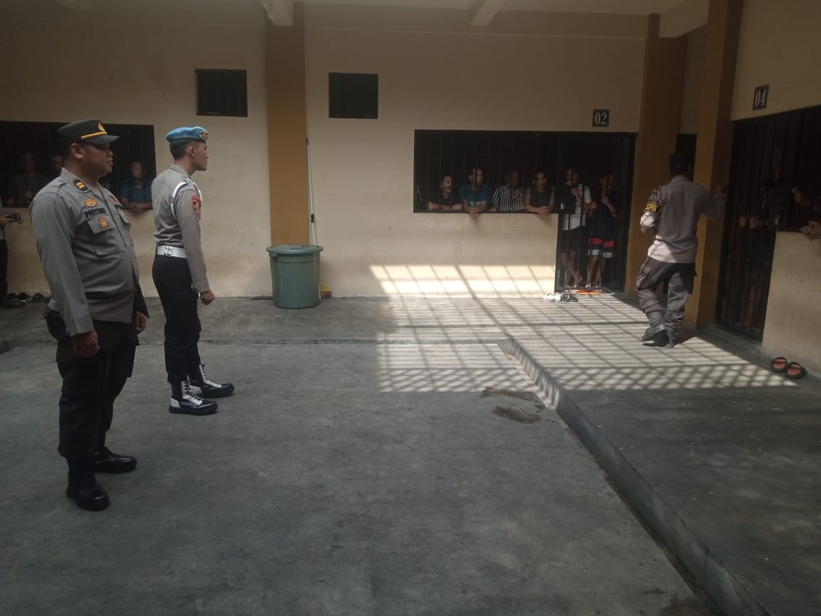 Pastikan Keamanan Mapolresta Palangka Raya, Piket Wapawas Pimpin Pengecekan Ruang Tahanan