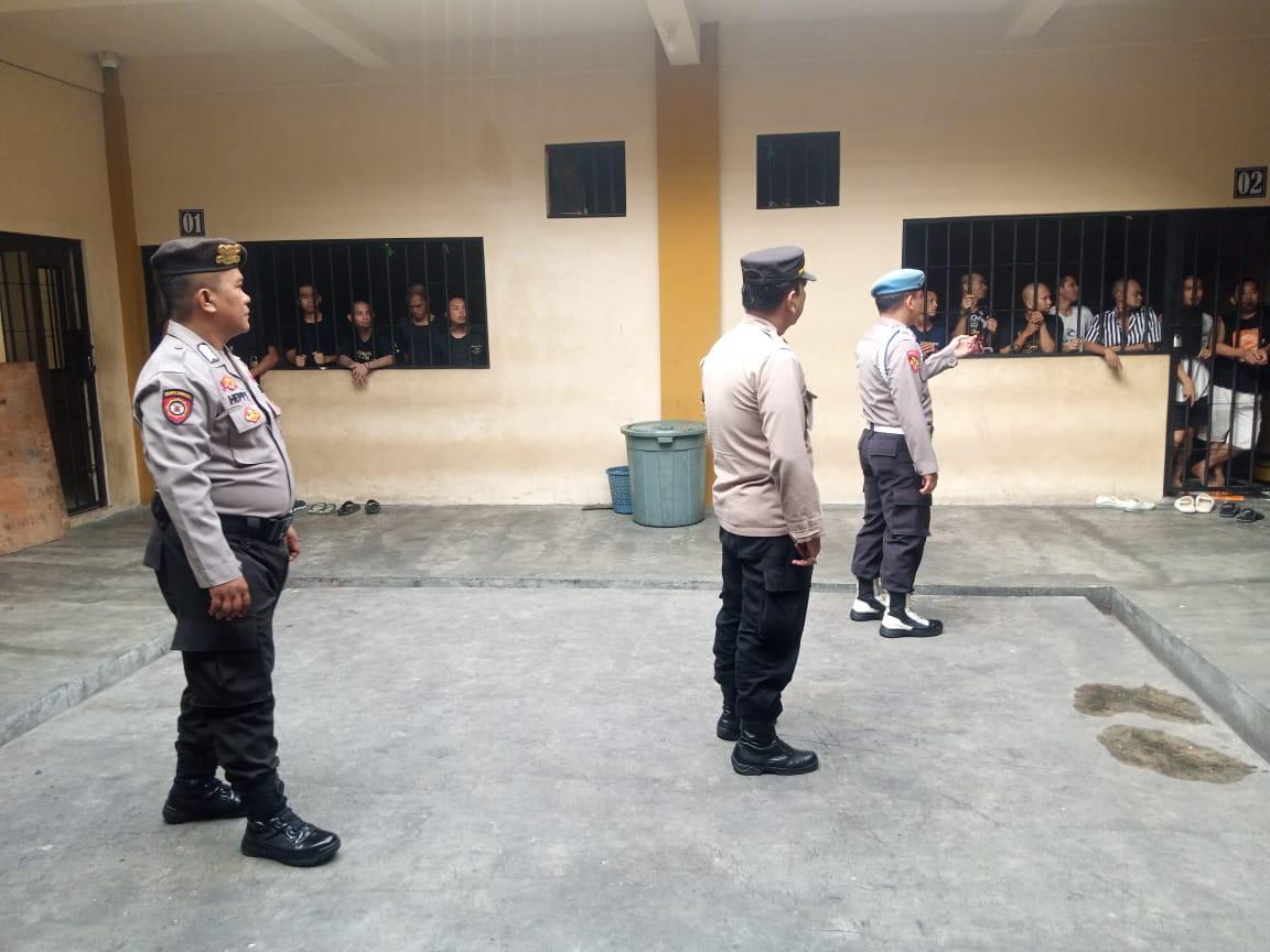 Anggota Sattahti dan Piket Fungsi Polresta Palangka Raya Ikuti Pemeriksaan Kondisi Tahanan di Rutan