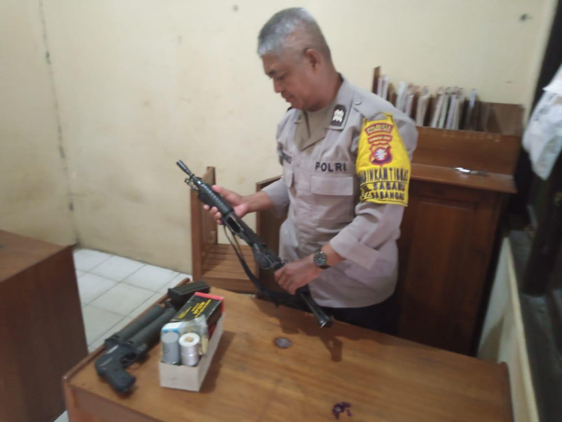 Kanit III SPKT Polsek Sabangau Lakukan Pengecekan Barang Inventaris Penjagaan