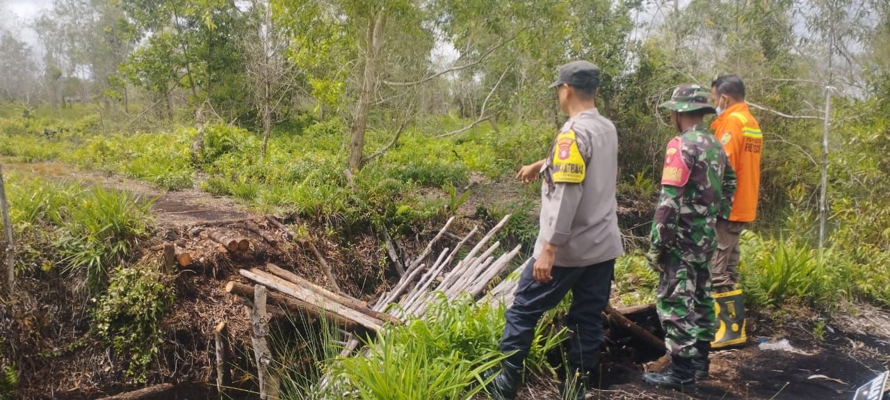 Bhabinkamtibmas Polsek Sabangau Tindaklanjuti Laporan Warga Soal Jembatan Digergaji