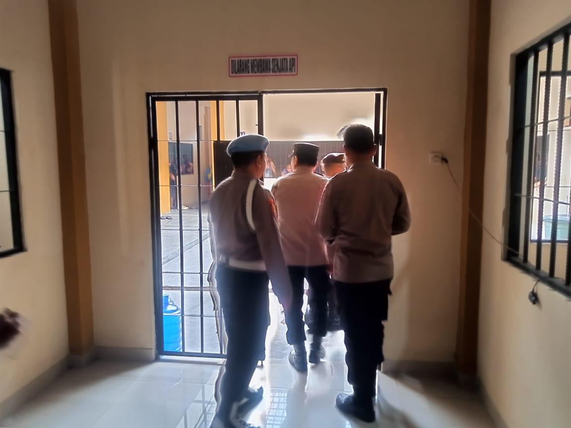 Anggota Sattahti dan Piket Fungsi Polresta Palangka Raya Ikuti Pemeriksaan Kondisi Tahanan di Rutan