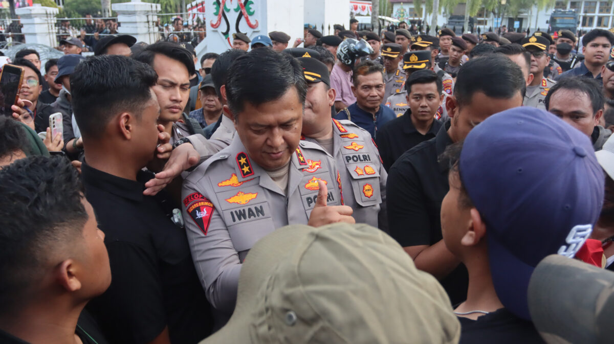 Kedepankan Sisi Humanis, Polda Kalteng Sukses Kawal Aksi Unras di Kantor DPRD dengan Aman dan Tertib