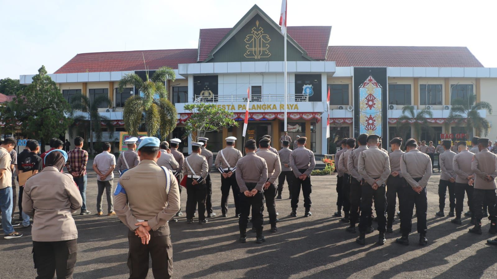 Saat Apel Pagi, Kabag SDM Ucapkan Selamat Ulang Tahun Polwan Polresta Palangka Raya ke-77