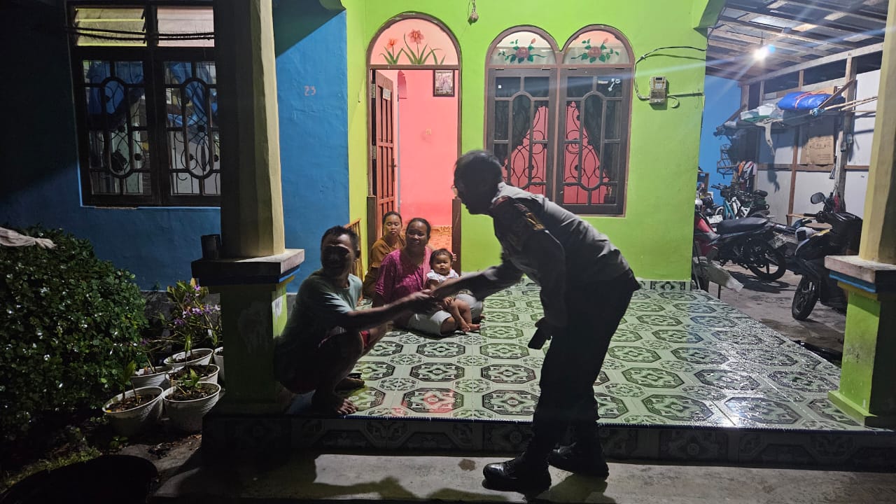 Hampiri Warga Banturung, Polsek Bukit Batu Sosialisasikan Nomor Layanan 110