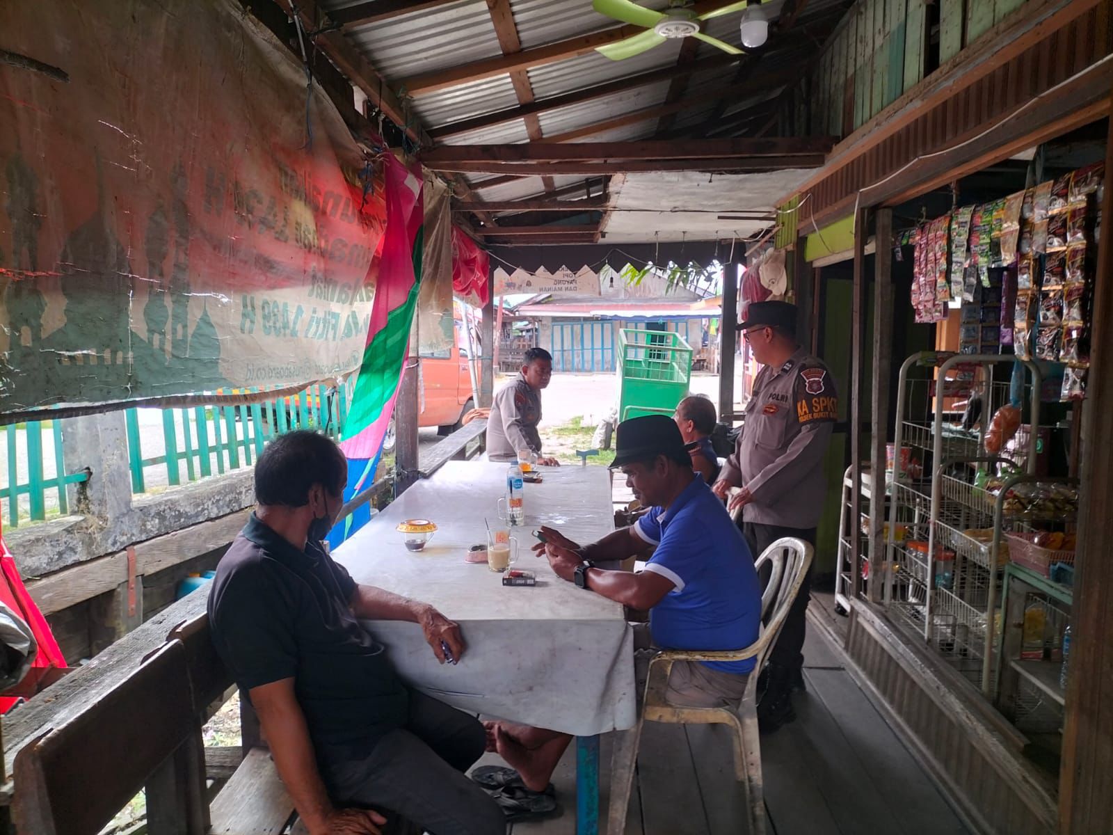 Polsek Bukit Batu Sambangi Warung di Tangkiling, Wujudkan Rasa Aman dan Kehadiran Polri di Tengah Masyarakat