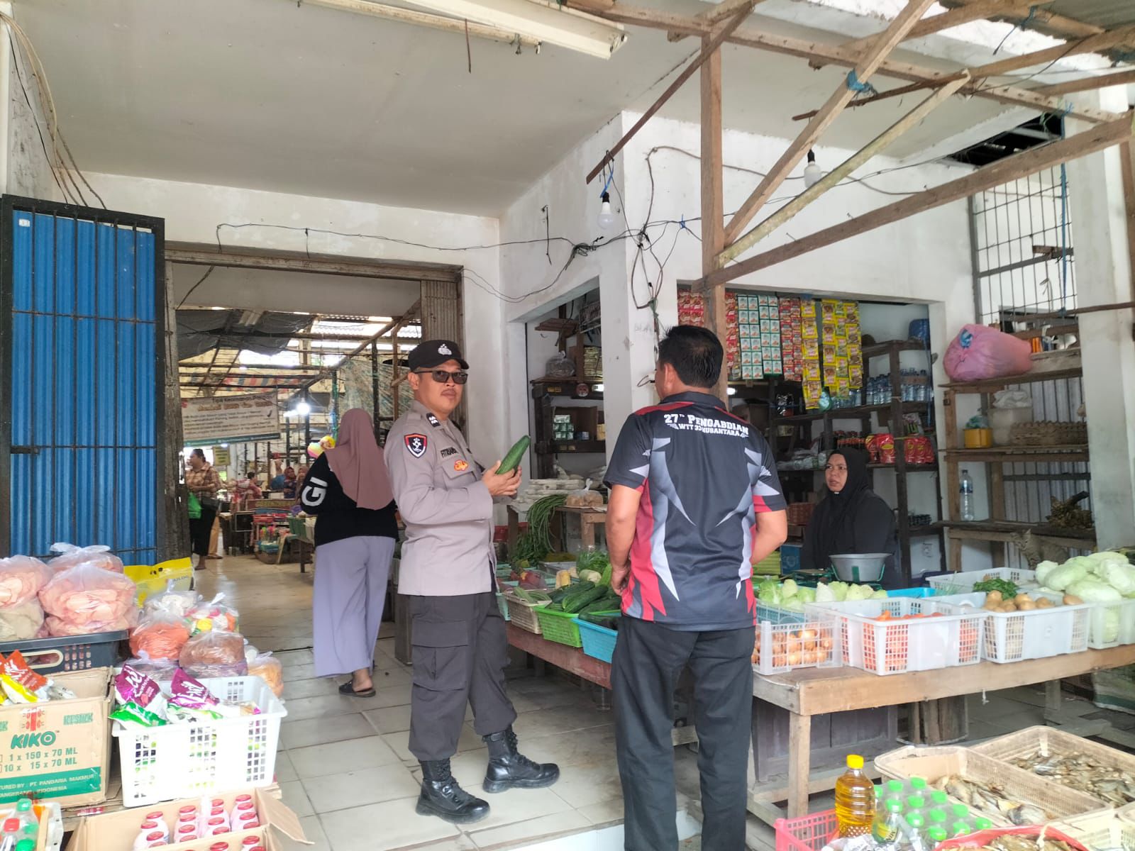 Demi Keamanan, Polsek Bukit Batu Patroli Jalan Kaki di Pasar Rakyat Tangkiling