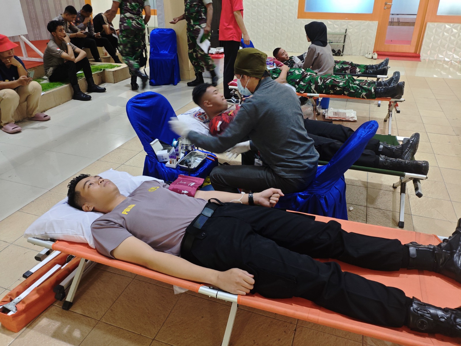 Personel Polresta Palangka Raya Ikuti Donor Darah Peringati HUT RI dan Hari RRI ke-80
