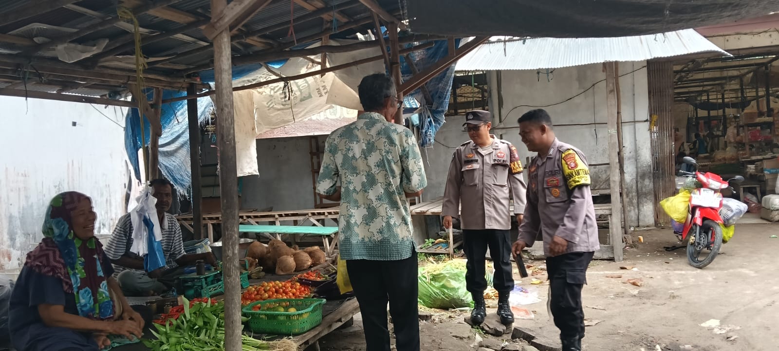 Polsek Bukit Batu Gelar Patroli Sambang di Pasar Rakyat Tangkiling