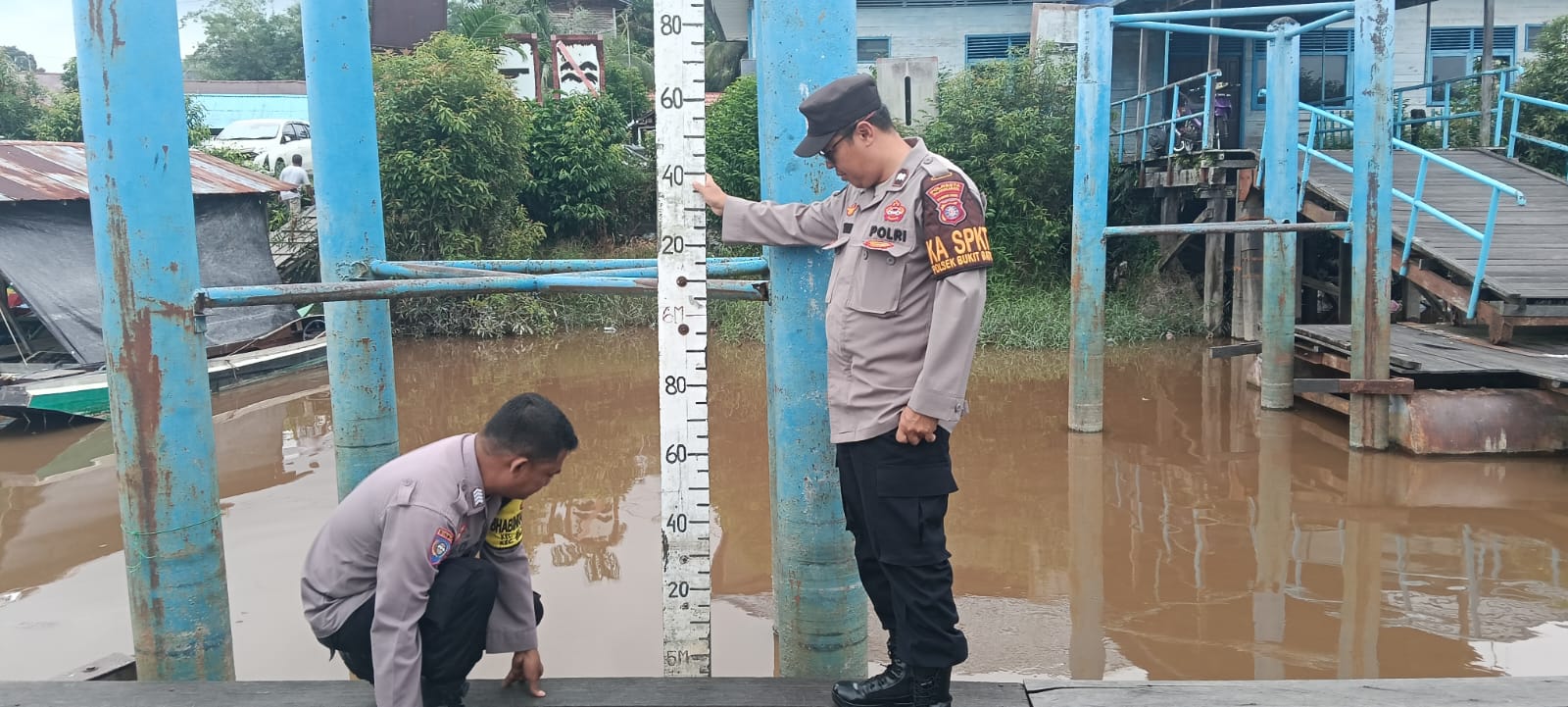 Polsek Bukit Batu Pantau Debit Air Sungai Rungan Pasca Curah Hujan Tinggi