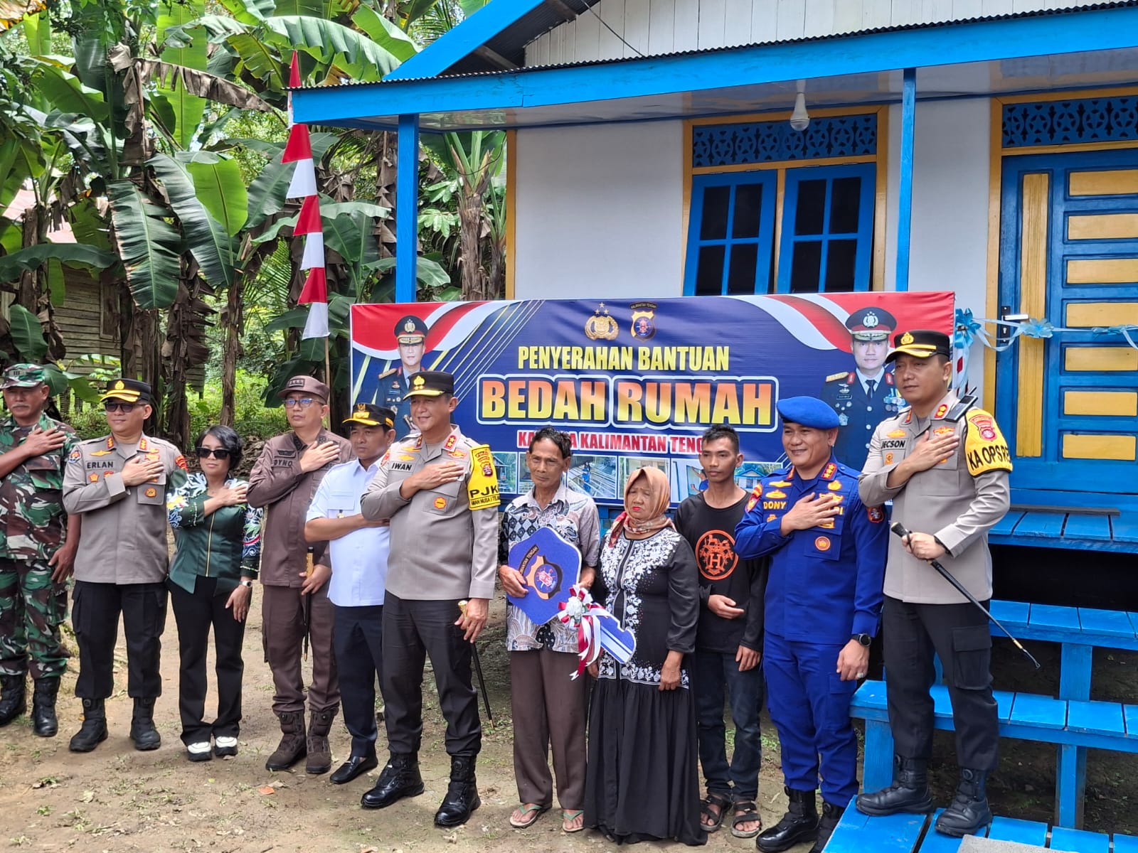 Wujud Kepedulian, Kapolda Kalteng Serahkan Hasil Bedah Rumah Salah Satu Warga Di Pesisir Sungai  Barito Selatan